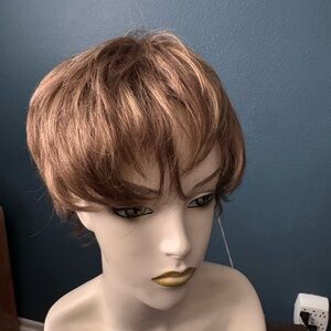 Chic Layered Wig in Brown with Highlights